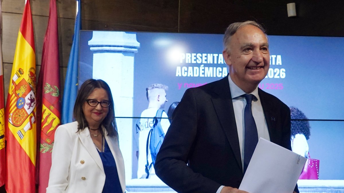 El rector Antonio Largo, en primer término, junto a la vicerrectora de estudiantes, en una imagen de archivo.