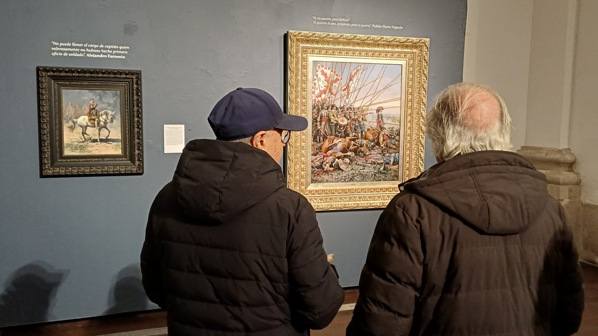 Dos hombres contemplan 'Alférez de los Tercios Españoles' junto al óleo dedicado a Alejandro Farnesio.