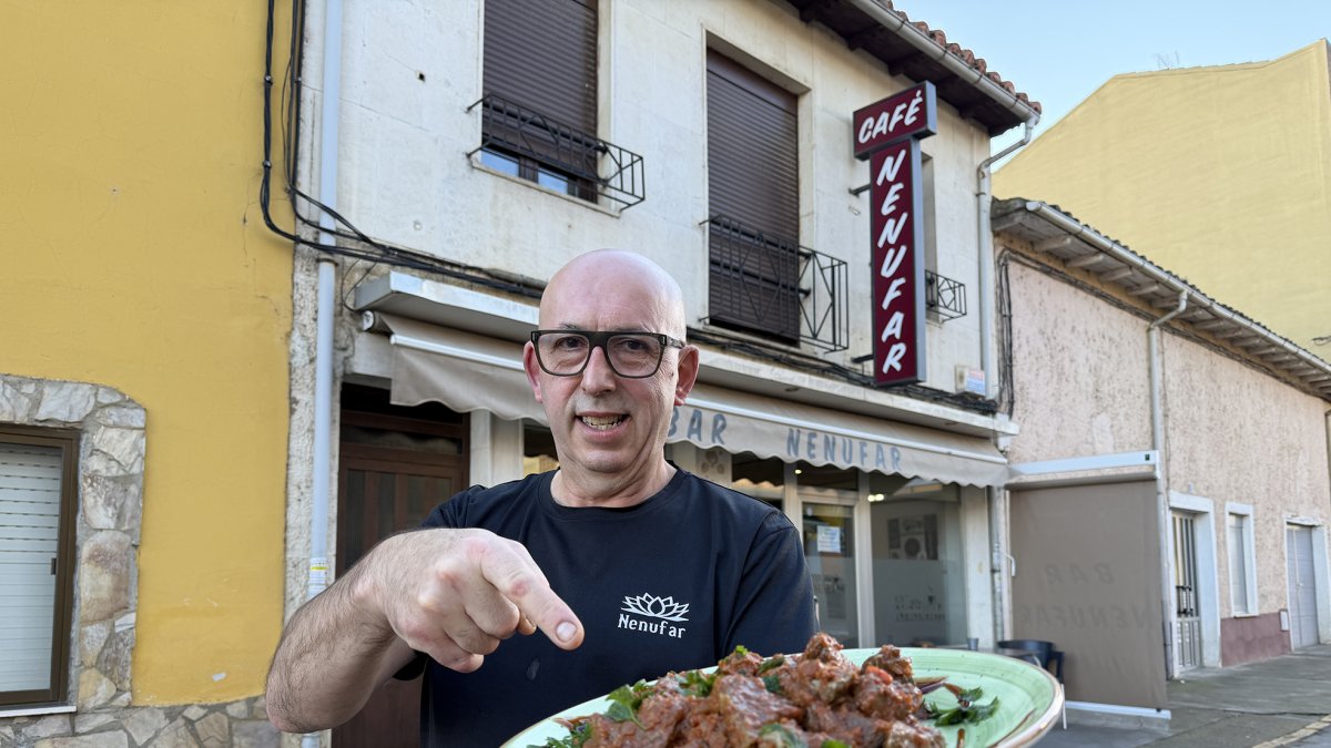 Javi, en la fachada del Bar Nenúfar en Laguna de Negrillos