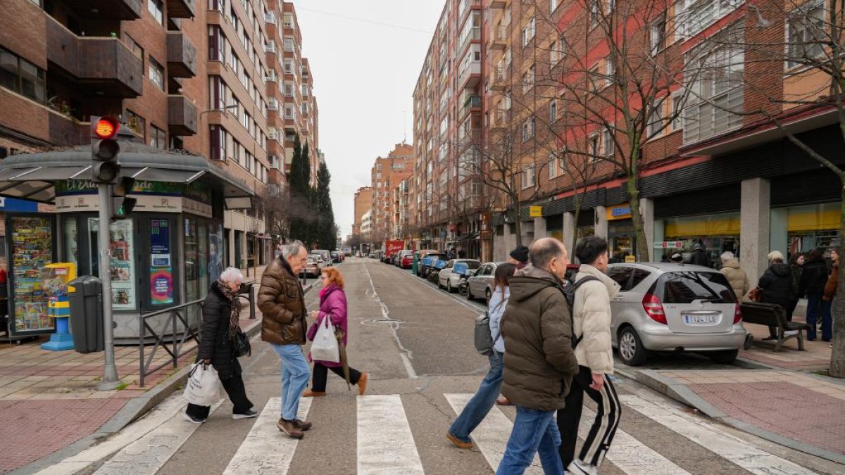 Varias personas cruzan un paso de cebra en el Puente Colgante de Valladolid.