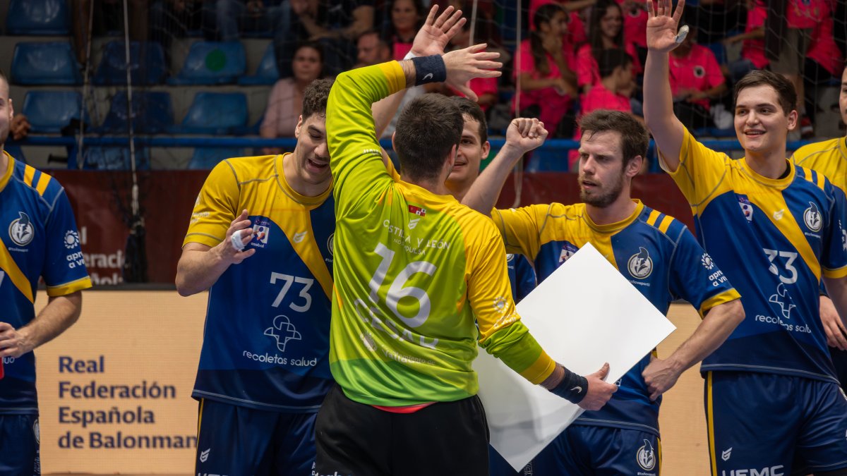 César Pérez, felicitado por sus compañeros tras ser declarado 'Talent of the match'