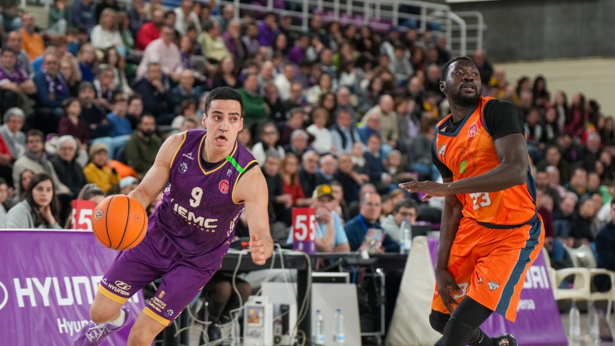 Pau Isern en una transición subiendo el balón.