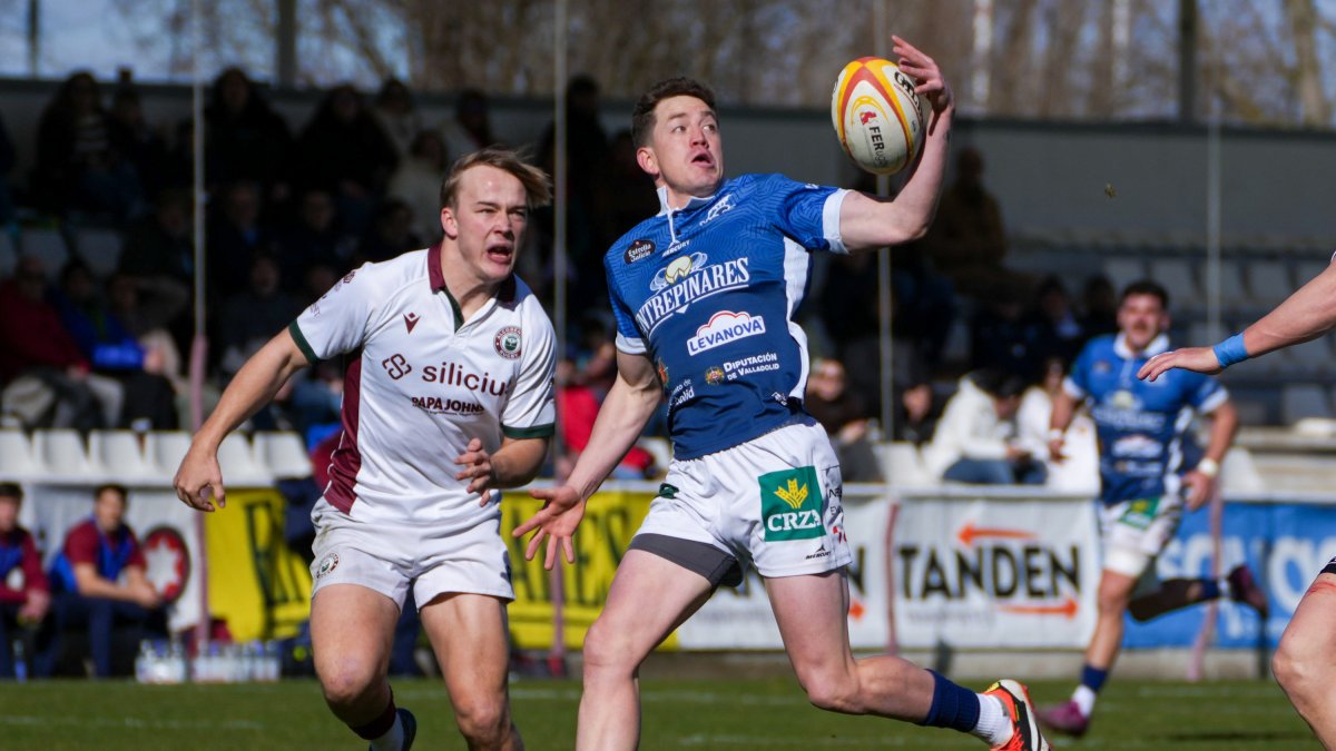 Baltasar Taibo sujeta el oval en el duelo copero ante Alcobendas.