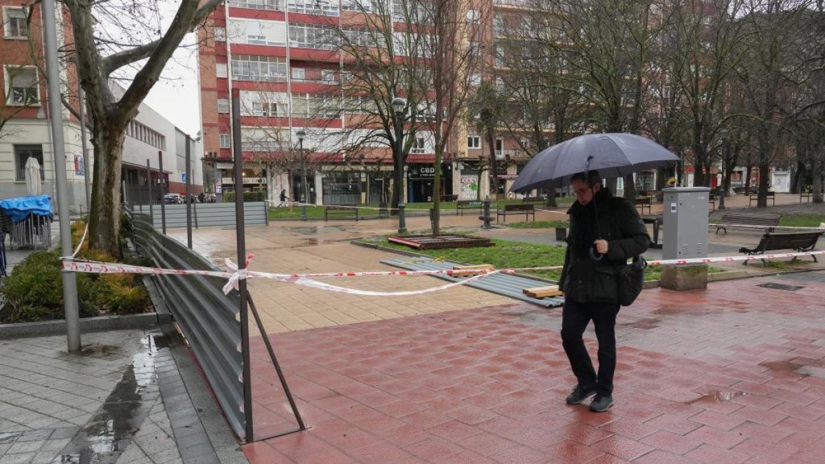 Obras en la plaza de San Juan para colocar los arcos de La Merced Calzada.