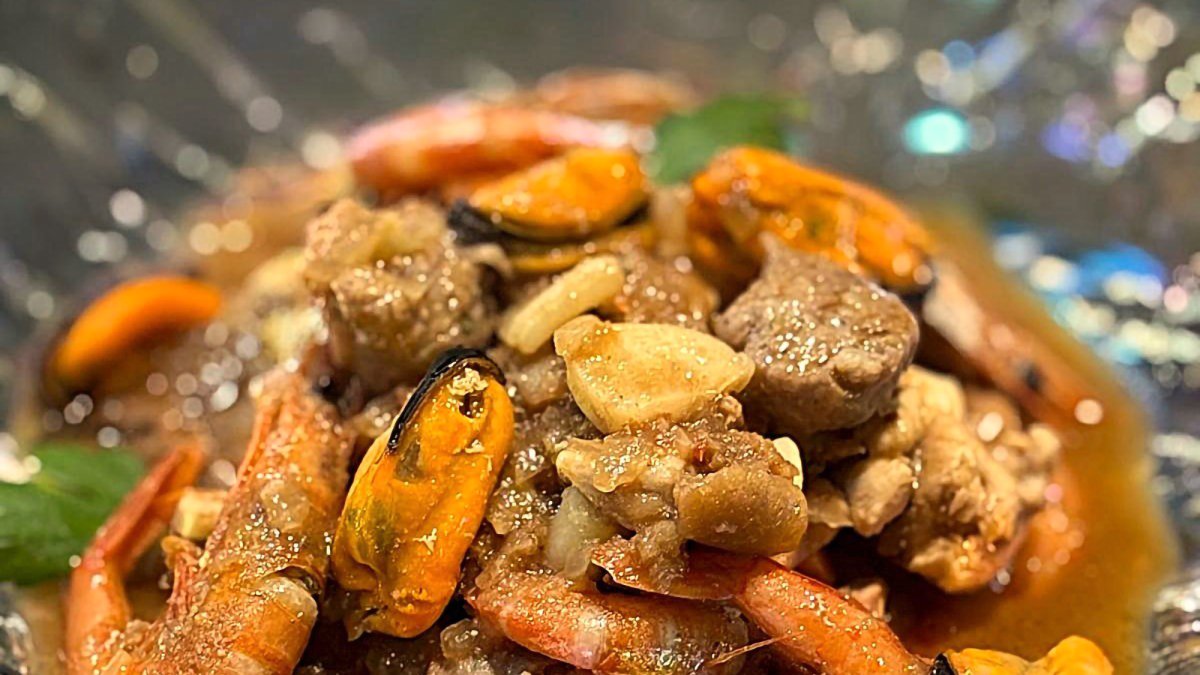 MAR Y MONTAÑA DE CONEJO CON GAMBAS Y MEJILLONES
