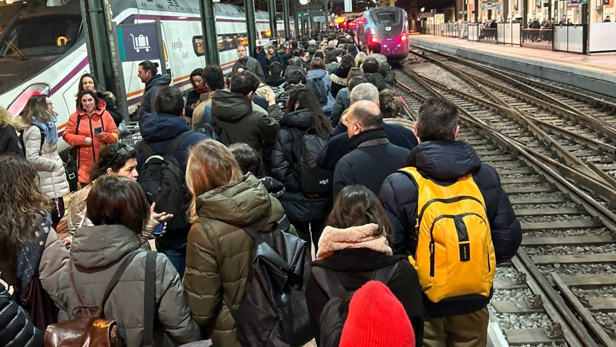 Usuarios esperando en la vía antes de anunciar la cancelación.