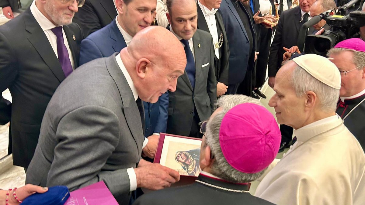Carnero entrega una reproducción de Dalmau al Papa ante la mirada de Íscar y Argüello en Roma.