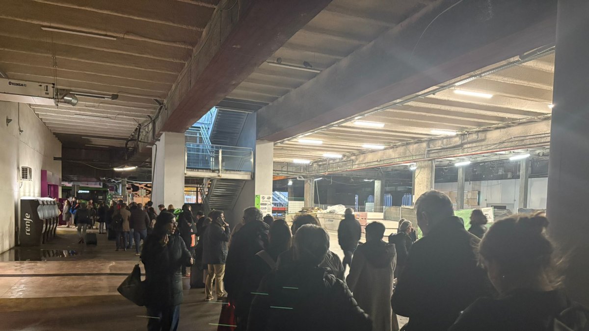 Colas en la estación de Chamartín.