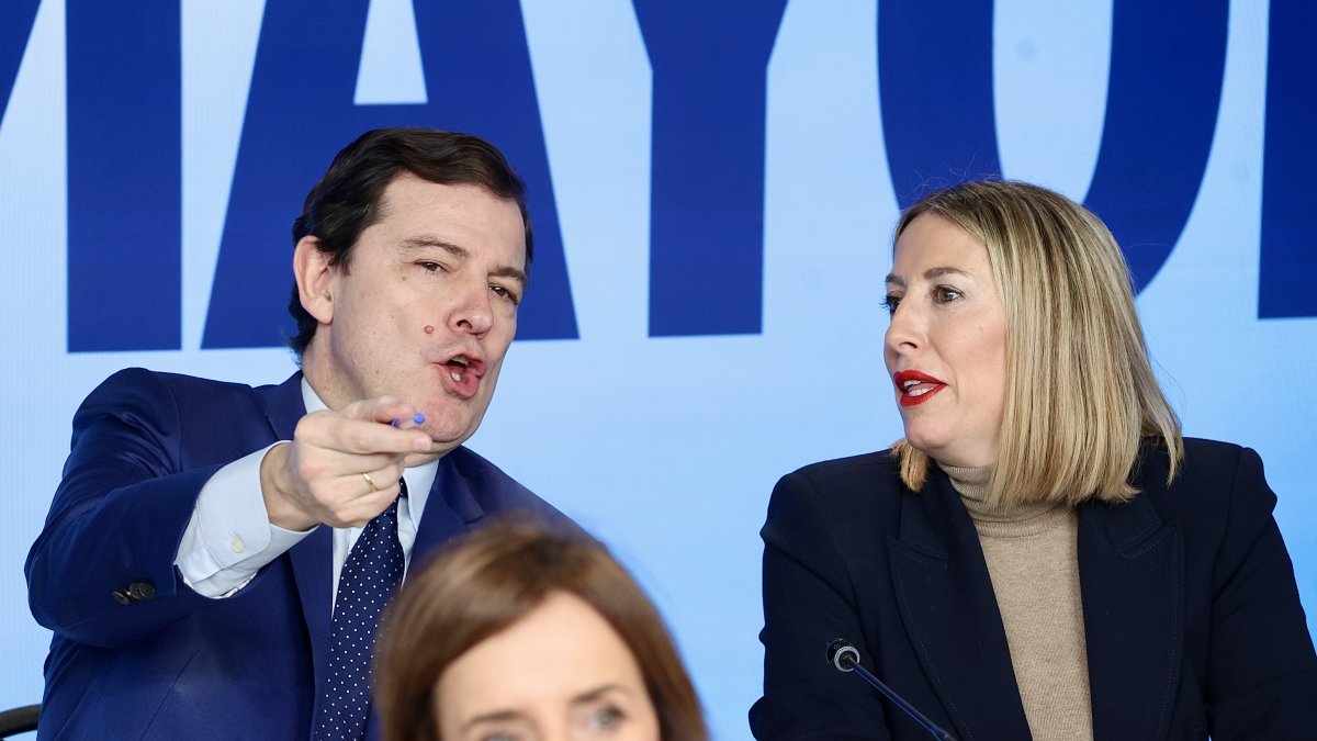 Alfonso Fernández Mañueco y María Guardiola en la Junta Directiva Nacional del PP del pasado lunes.