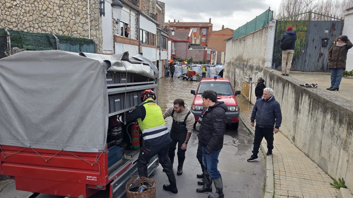 Los trabajos de achique tras la inundación de Viana de Cega