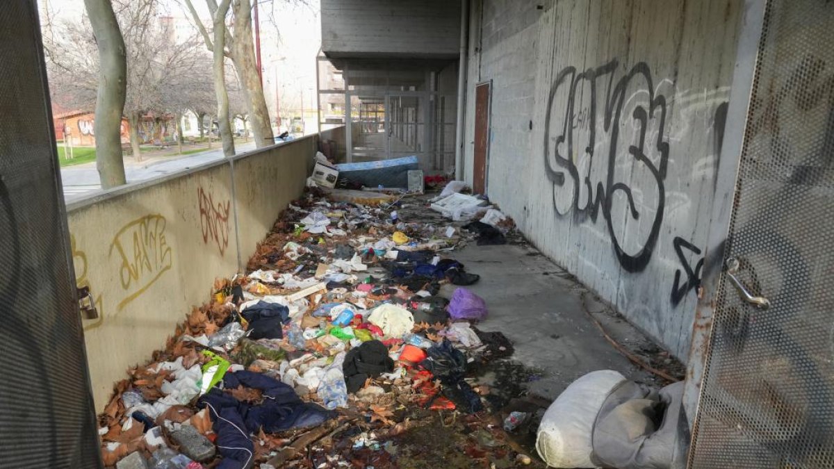 Basura acumulada en la parte de atrás del antiguo Mercado Central del barrio de San Isidro.