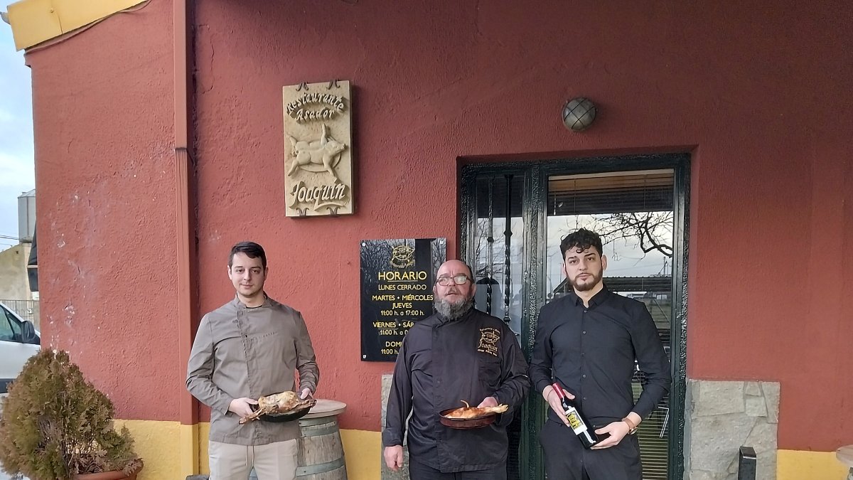 A la entrada del restaurante, Joaquín y el cocinero Jorge Pérez acompañado de sus dos hijos David y Jorge Pérez.