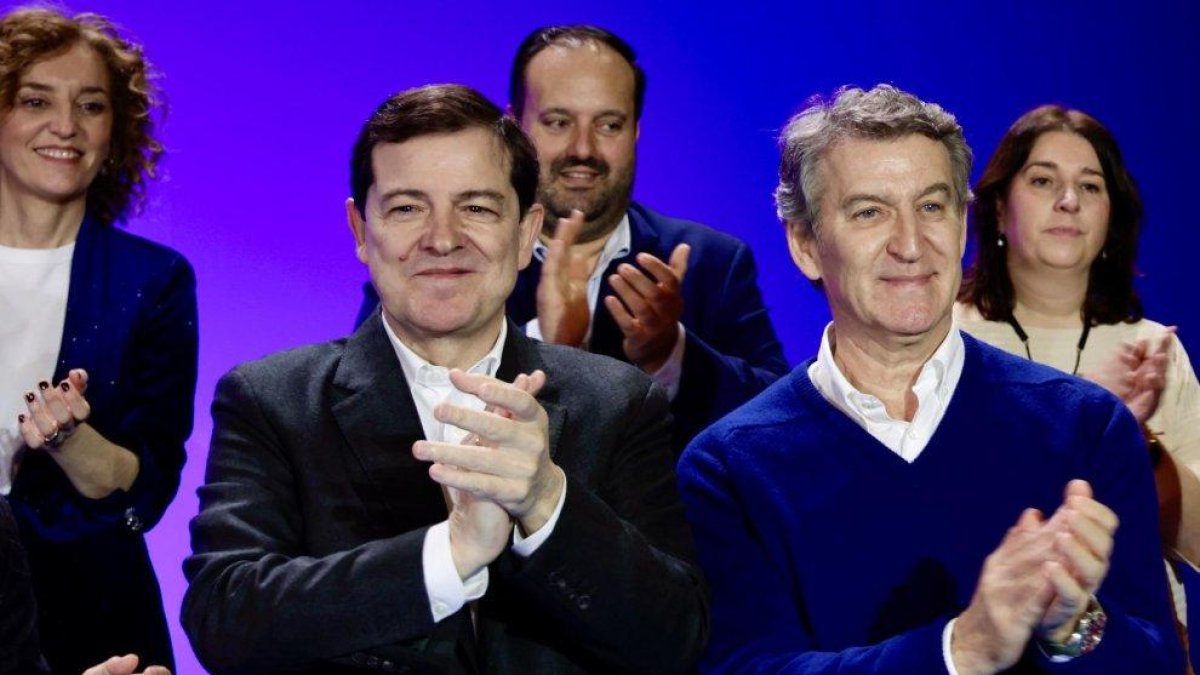 Alfonso Fernández Mañueco y Alberto Núñez Feijóo en el acto de presentación de listas al 15-M.