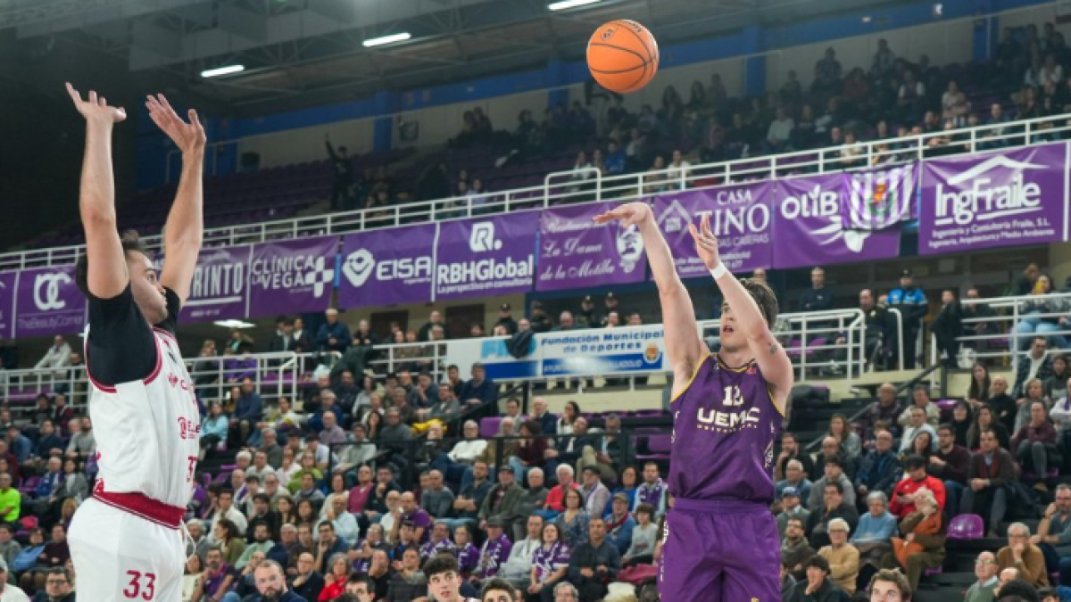 Imagen del derbi Valladolid-León de la primera vuelta en Pisuerga.
