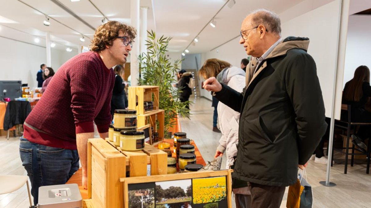 Asistentes a la tercera edición del Salón de la Miel en el Espacio La Granja de Valladolid.
