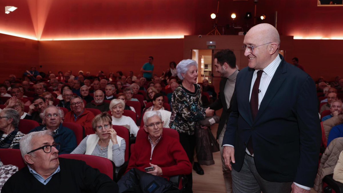 El alcalde, Jesús Julio Carnero, homenaje a los matrimonios con 50 años de vida en común en el concierto ‘Bodas de Oro