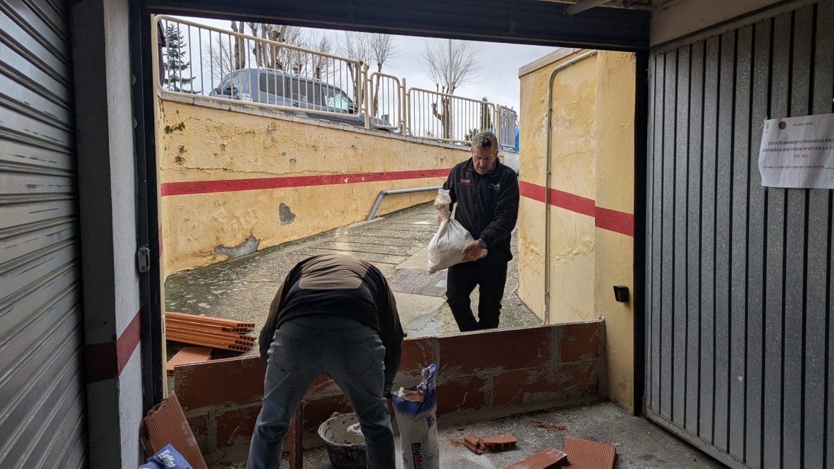 Vecinos de Tudela de Duero preparan un muro para prevenir una posible entrada del agua