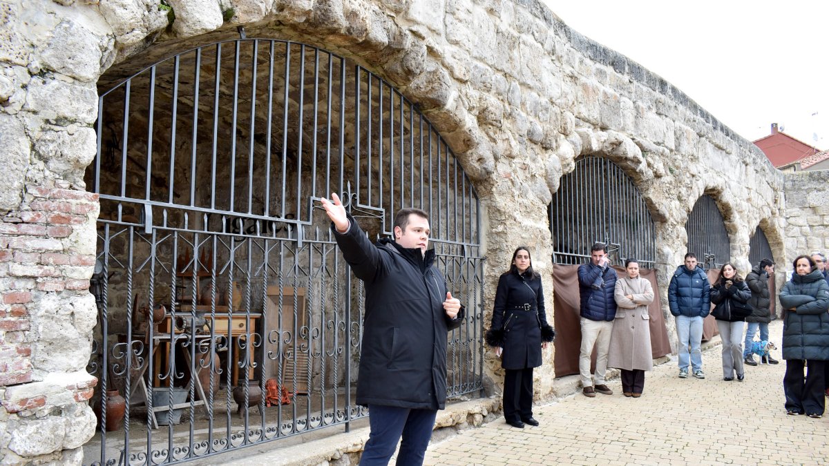 Cigales (Valladolid) inaugura la nueva decoración permanente de los Arcos de  la Iglesia de Santiago Apóstol 'Catedral del Vino'