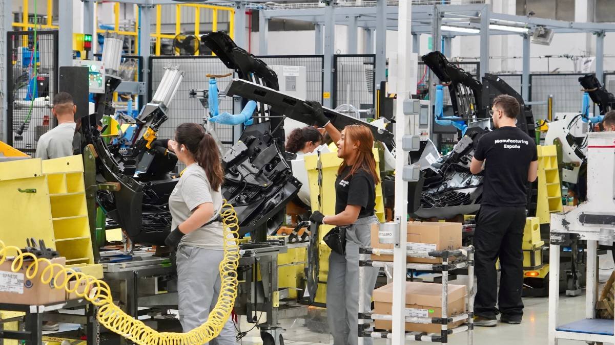 Trabajadores en la planta de carrocerías de Renault en Valladolid, en una foto de archivo.