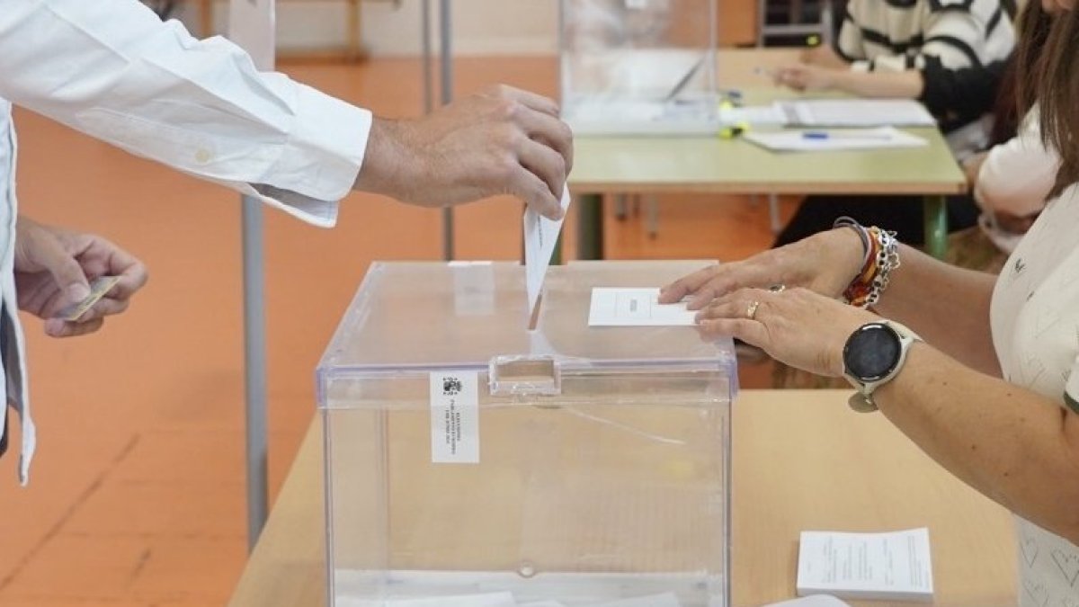 Un ciudadano deposita su voto en una cita electoral en una imagen de archivo.