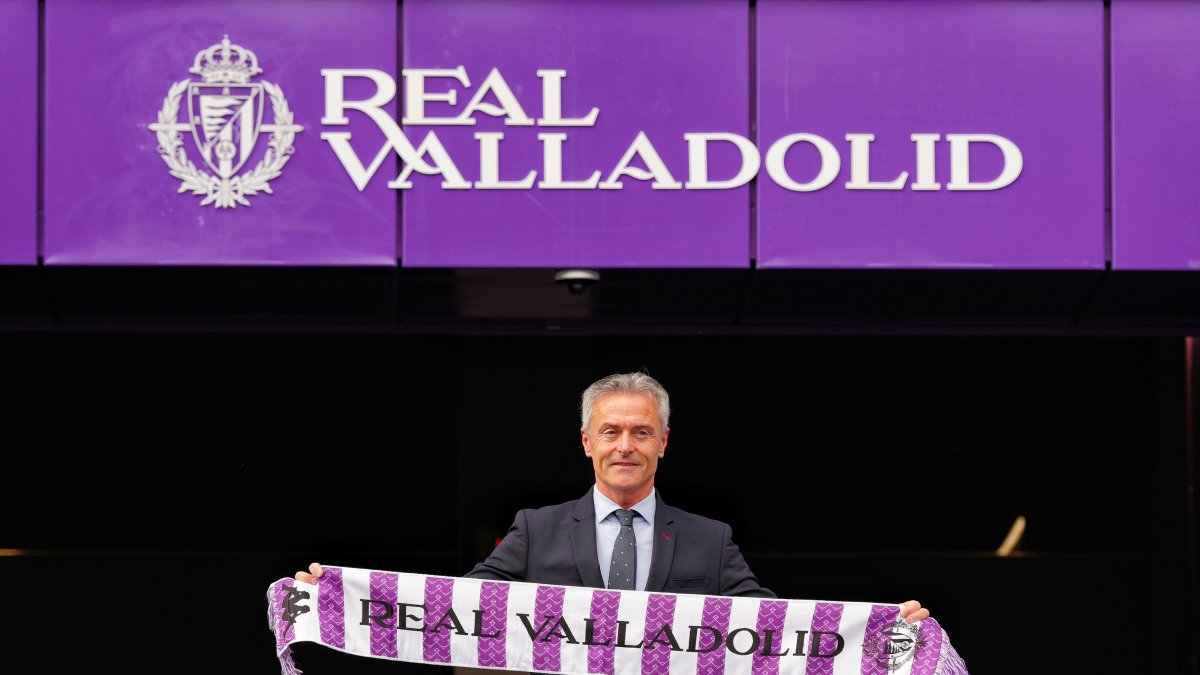Fran Escribá posa justo antes de su presentación como entrenador del Real Valladolid.