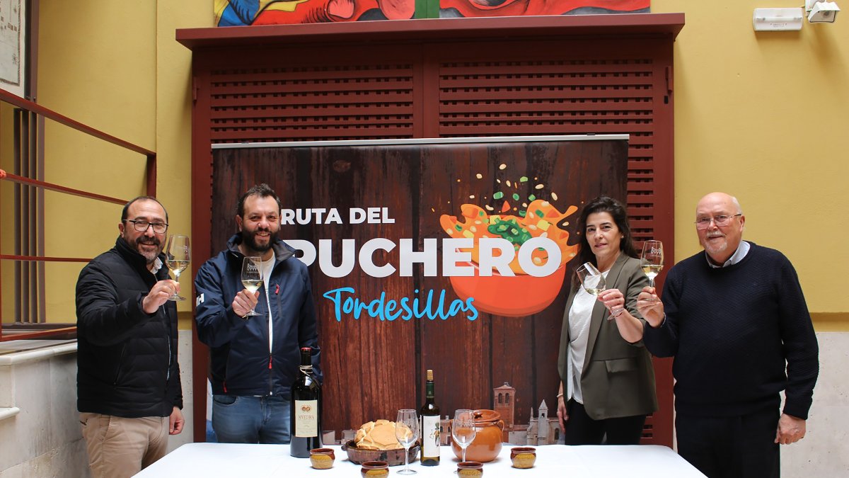 El alcalde, Miguel Ángel Oliveira, la concejala de Turismo, Susana Santiago, el concejal de Movilidad, Isaías García, presentan la IV Ruta del Puchero en Tordesillas