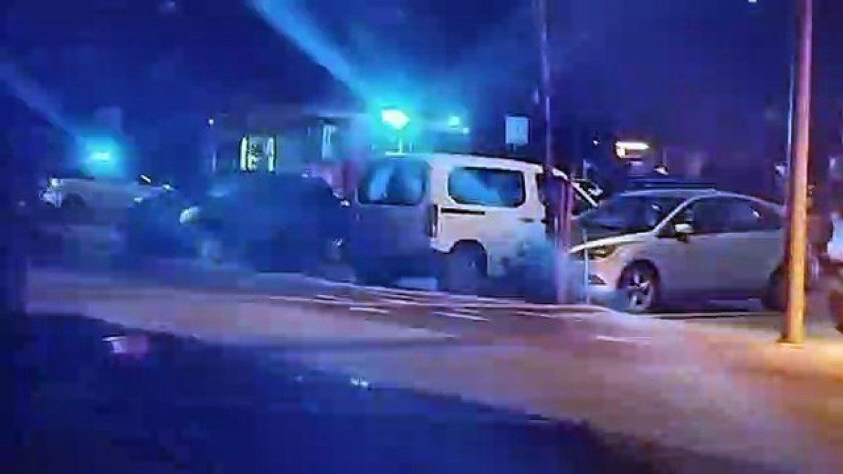 Un coche arde en llamas en Las Delicias en Valladolid