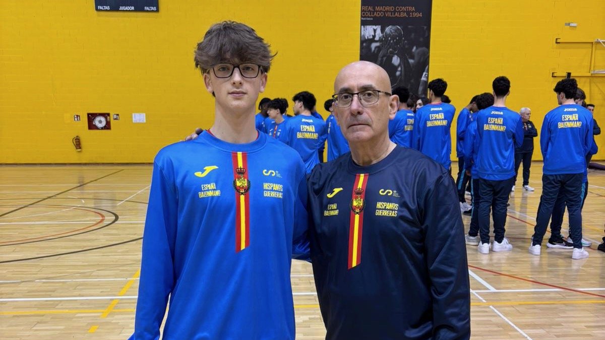 El vallisoletano Pablo Alonso junto al seleccionador Jordi Ribera.
