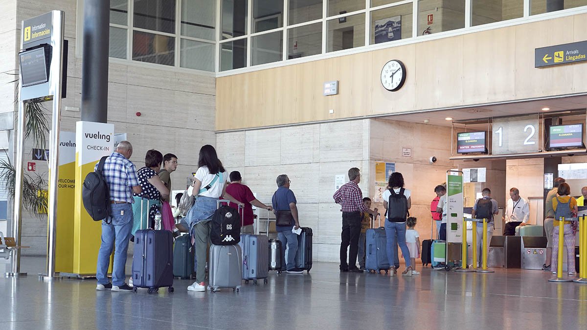 Pasajeros esperan embarcar en el Aeropuerto de Villanubla en una foto de archivo