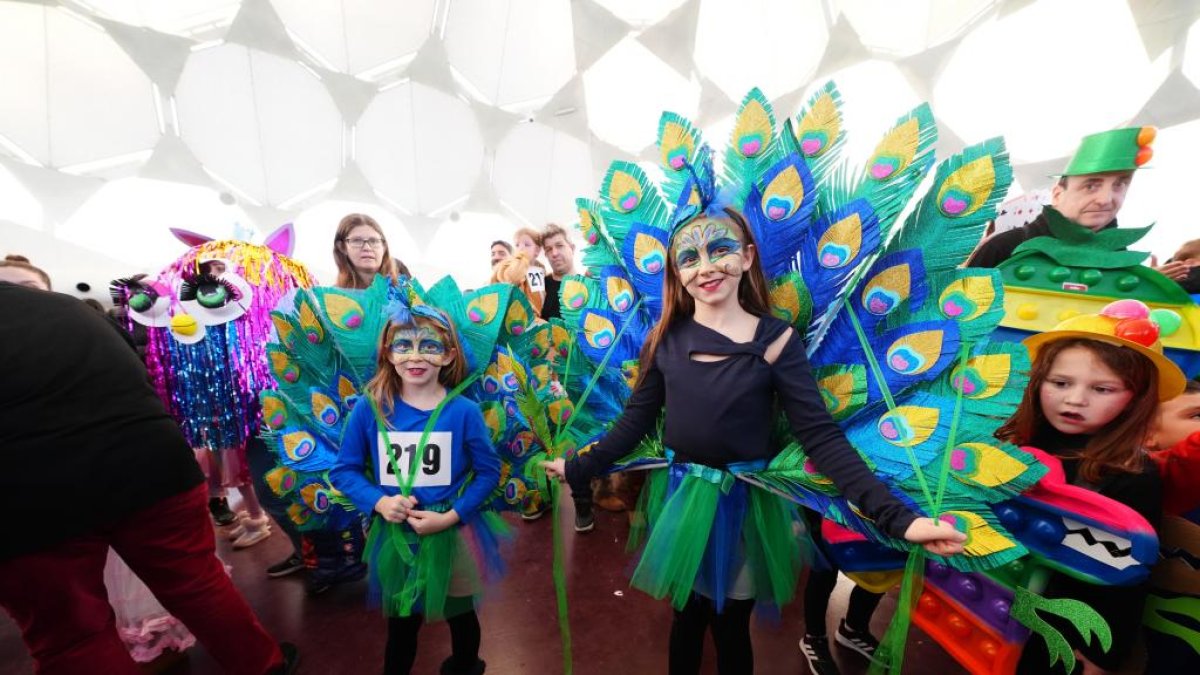 La Cúpula del Milenio se llena de disfraces para despedir el Carnaval.