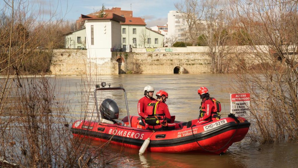 Dispositivo de Bomberos y Protección Civil para la búsqueda del hombre desaparecido en el puente de Santa Teresa