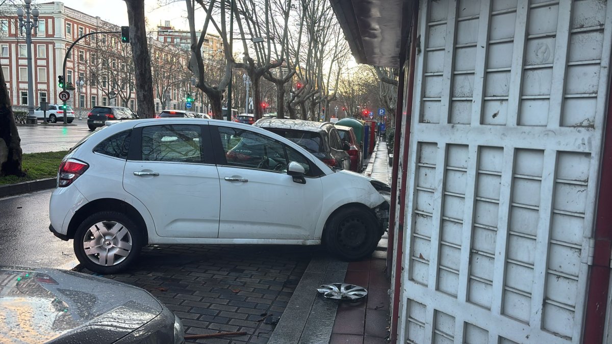 Un coche choca contra un kiosco en el paseo de Zorrilla.