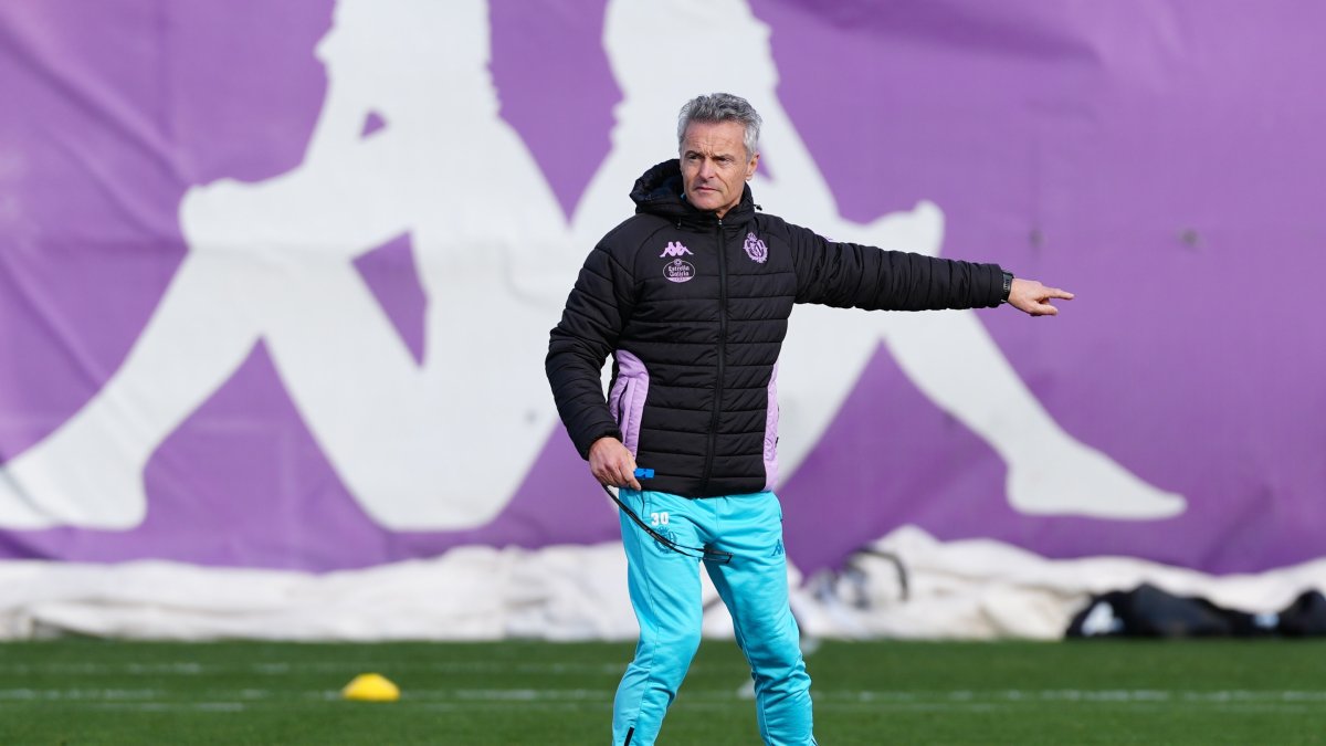 Fran Escribá, durante su primer entrenamiento al mando del Real Valladolid.