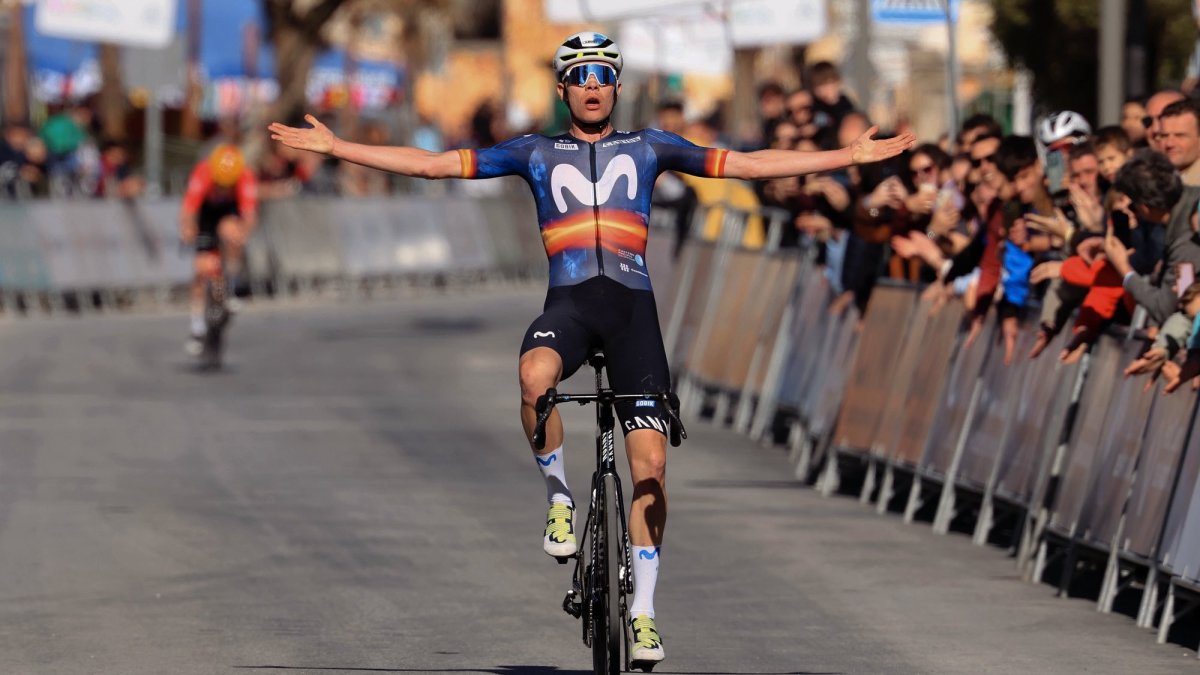 Iván Romeo entrando en meta como ganador de la segunda etapa de la Vuelta a Andalucía.