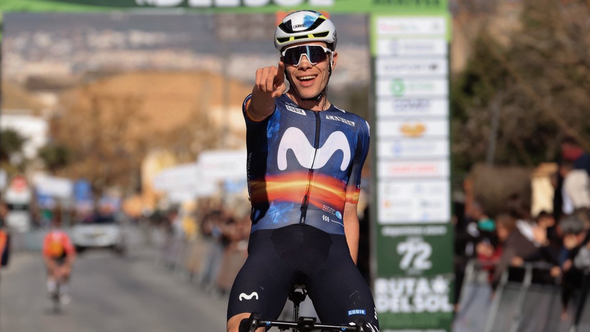 Iván Romeo entrando en meta como ganador de la segunda etapa de la Vuelta a Andalucía.