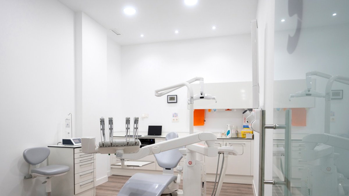 Las instalaciones de Sonrisalud están totalmente renovadas y equipadas con tecnología de última generación. En la imagen, gabinete de una de las clínicas de Valladolid.