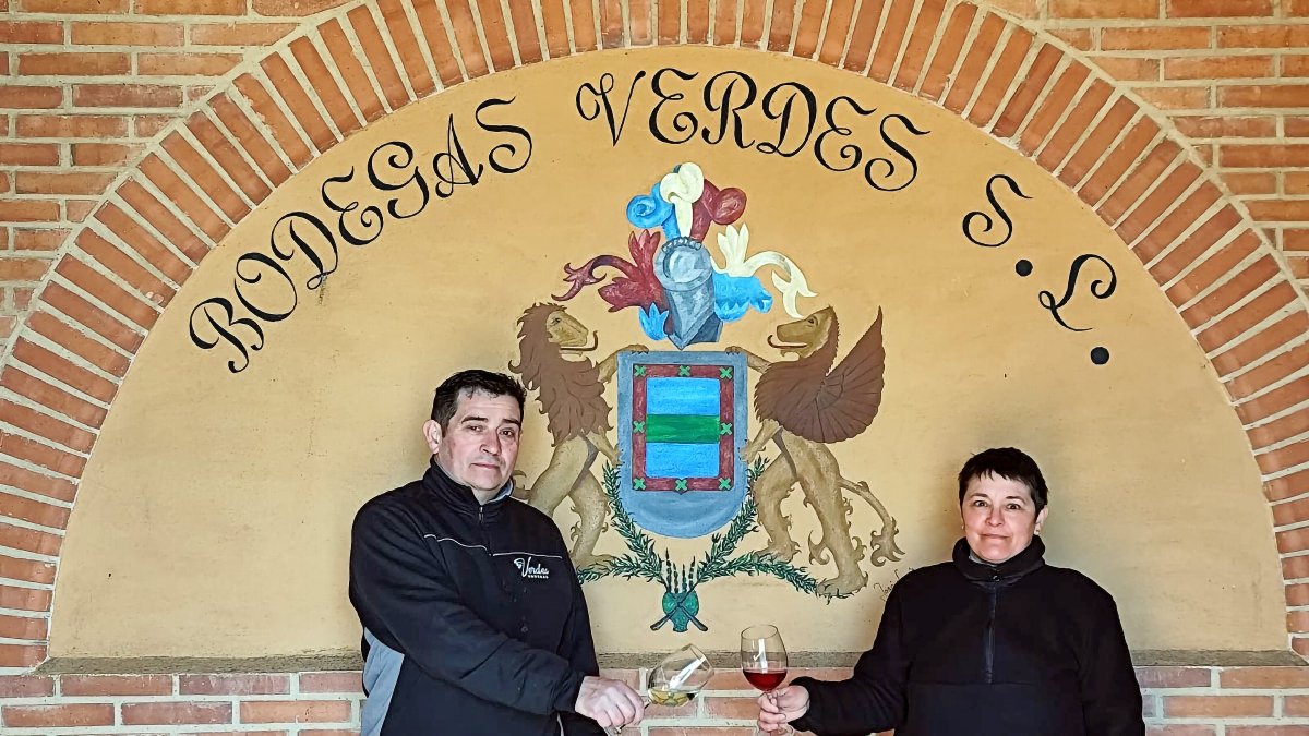 Tomás y Elvira Verdes, en la bodega de Santibáñez de Vidriales.