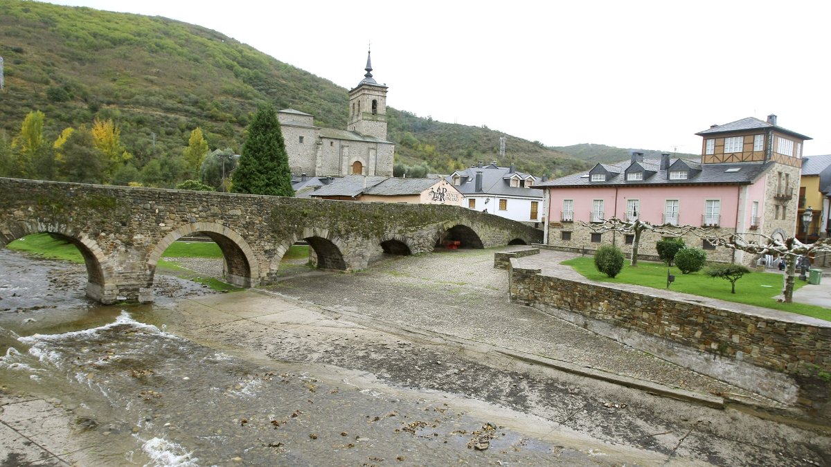 El Puente de los Peregrinos, punto de entrada a la localidad de Molinaseca a su paso por el Camino de Santiago, dentro del casco histórico de la villa