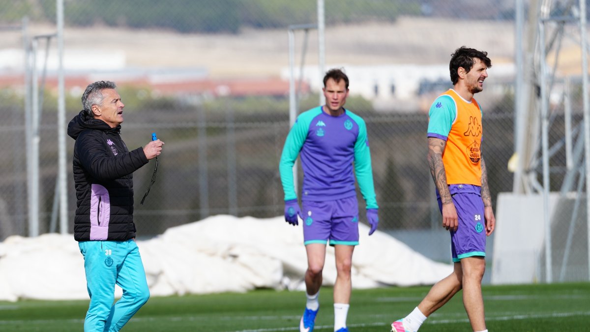 Escribá, en su primer entrenamiento con el Real Valladolid, junto a Latasa y Juric.