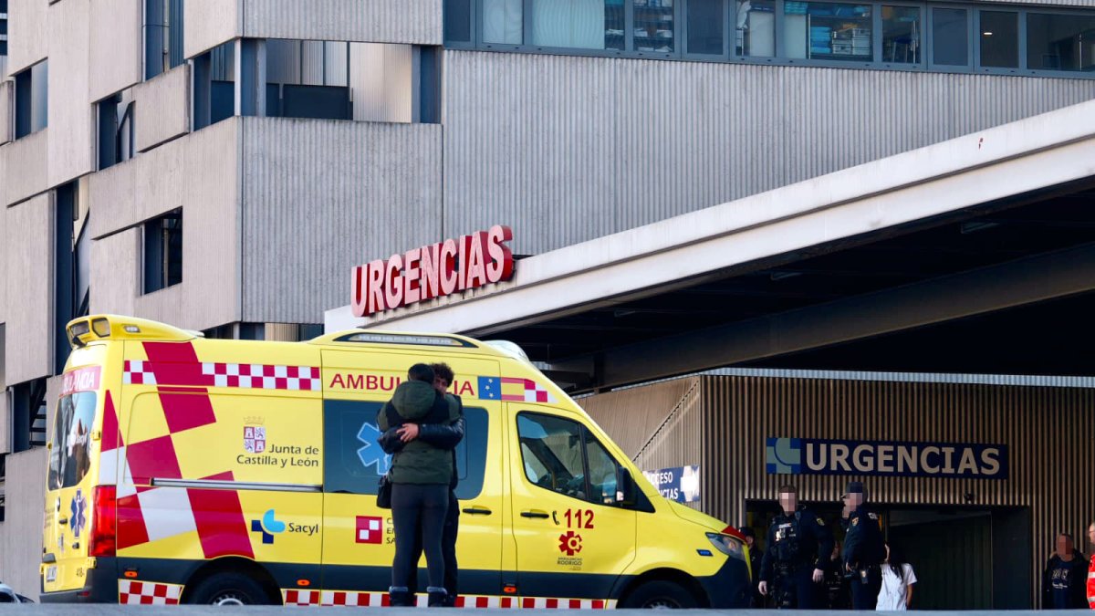Allegados del joven muerto en las inmediaciones del hospital Clínico de Valladolid