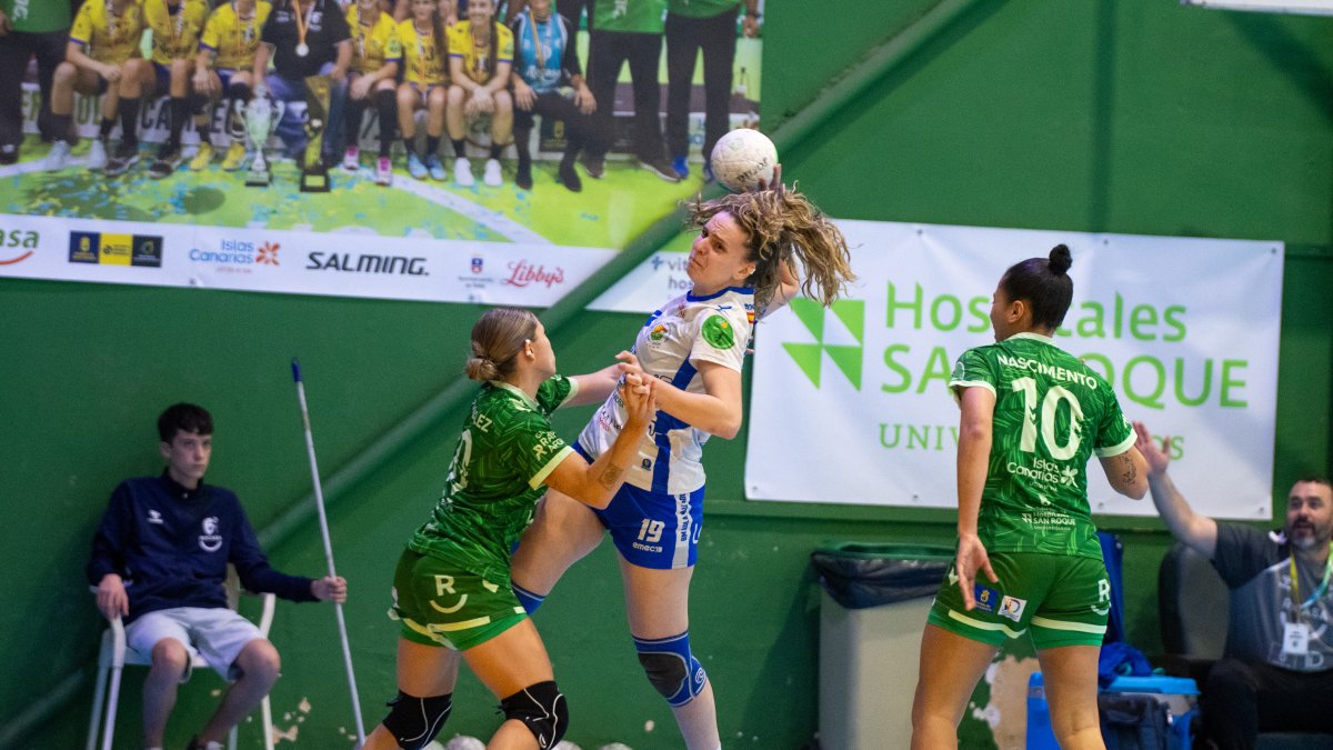 Naroa Baquedano, que se marchó lesionada, en el partido ante Rocasa.