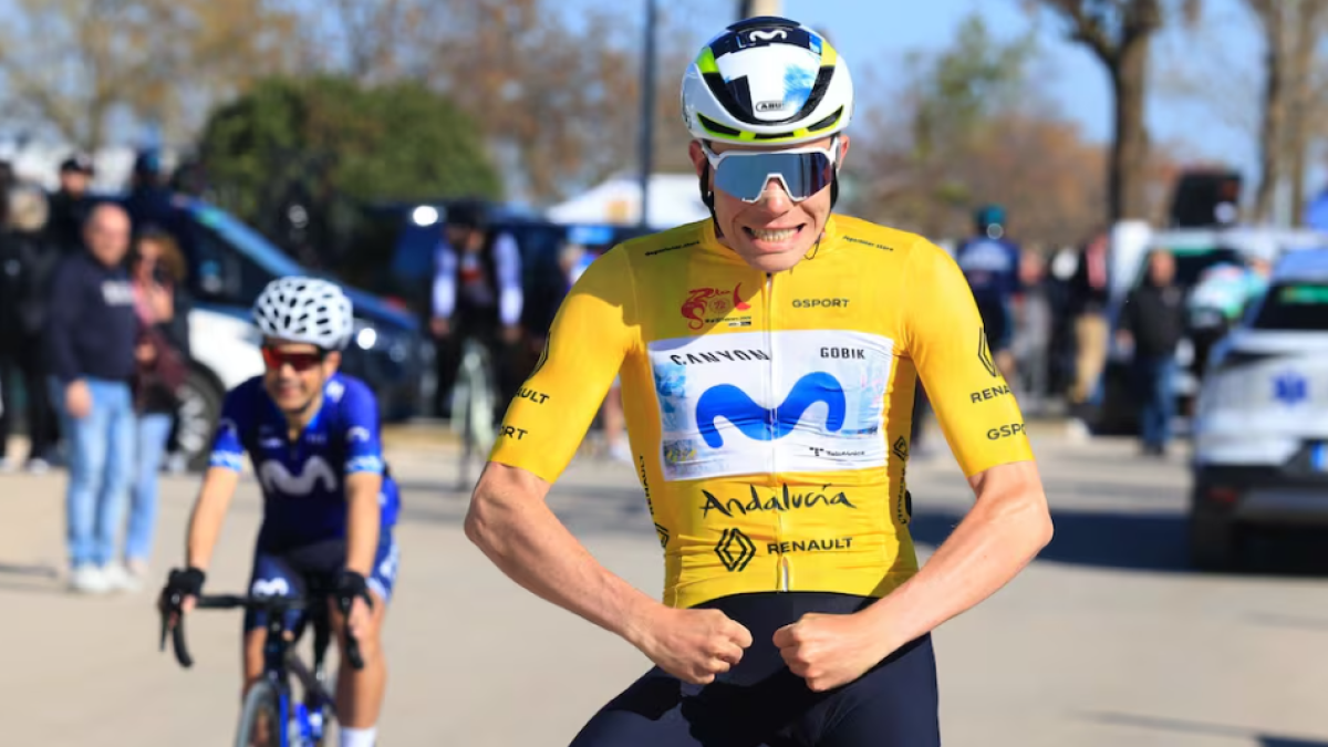 Iván Romeo entrando en meta sabedor que su defensa del jersey amarillo le otorgaba la Vuelta a Andalucía.