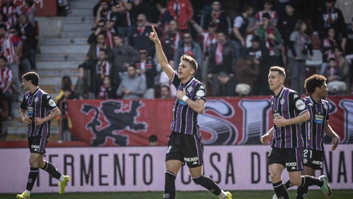 Alejo celebra el gol que supuso el 1-1 en El Molinón.