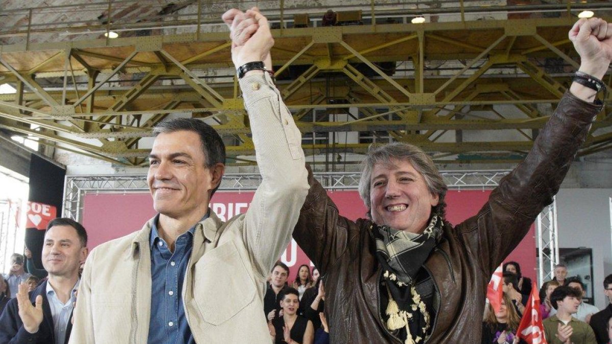 Pedro Sánchez y Carlos Martínez, durante el acto en Ponferrada