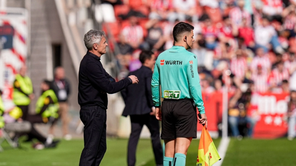Fran Escribá, en el partido contra el Sporting.
