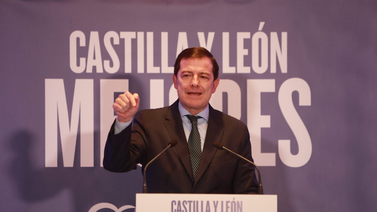 El candidato a la reelección a la Presidencia de la Junta de Castilla y León, Alfonso Fernández Mañueco, visita Benavente