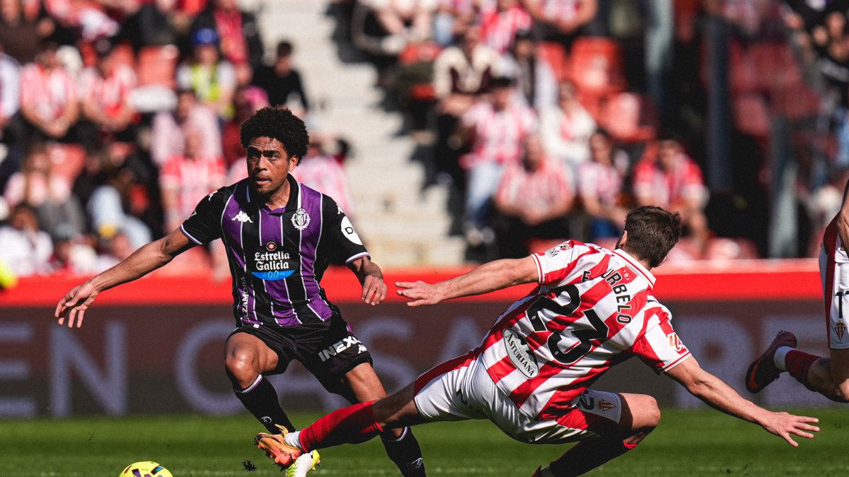 Ponceau quiebra en su regate a Curbelo durante la visita blanquivioleta al Sporting.
