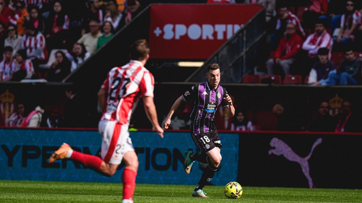 Clerc avanza con el balón en El Molinón.