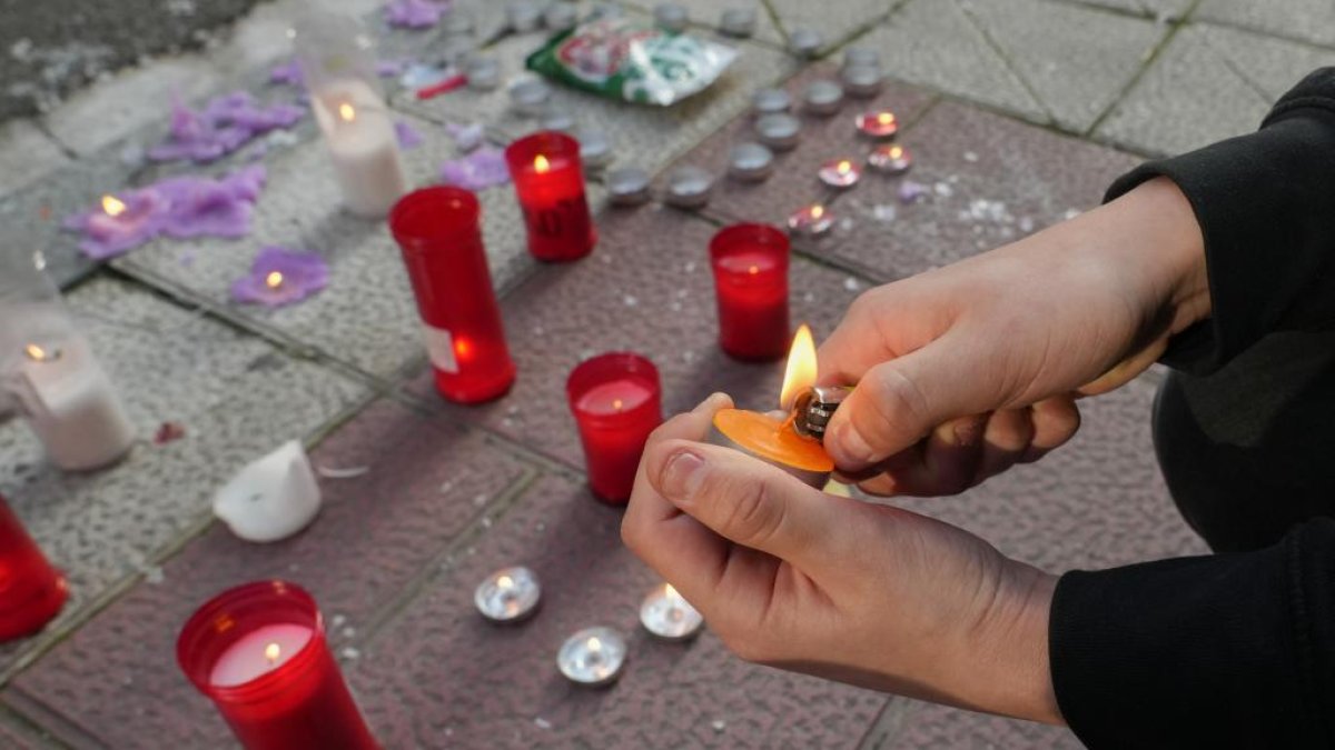 Altar improvisado con velas y flores a Juan Esteban Rubio en la calle Democracia