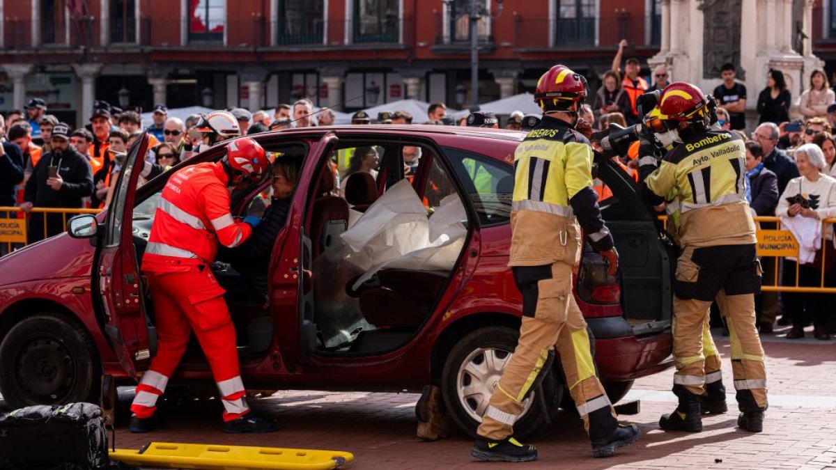 Simulacro de un accidente de tráfico en la Plaza Mayor